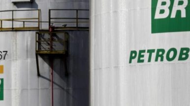 Directivos de Petrobras se reducen 30% el sueldo